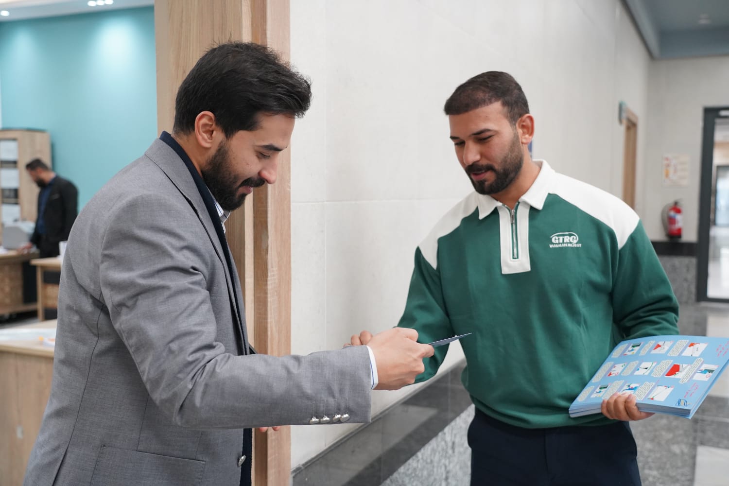 توزيع بوسترات السلامة والإطفاء داخل الجامعة