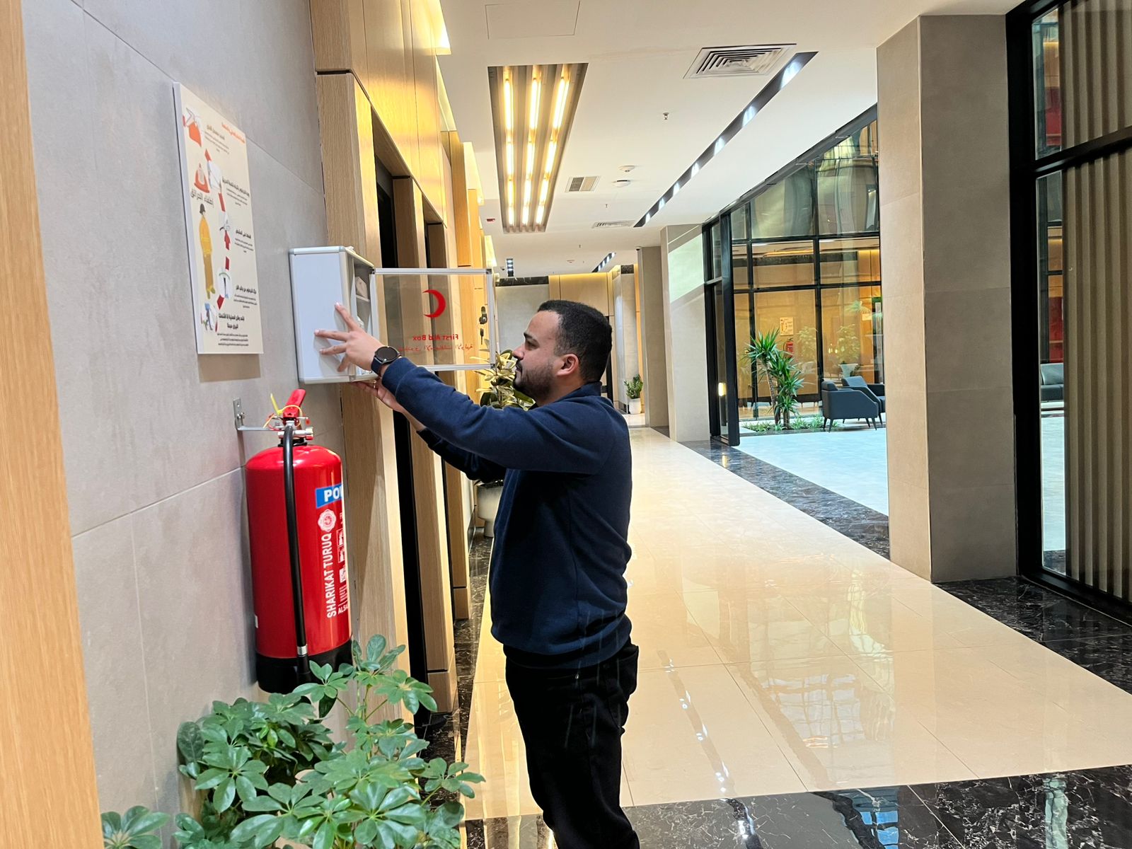 تنصيب وتجهيز صناديق الإسعافات الأولية في بنايات الجامعة