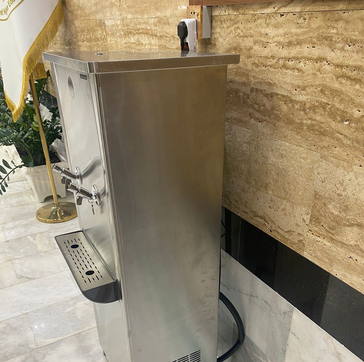 الشعبة الهندسية تنفذ أعمال تنصيب وتشغيل منظومة ماء (RO) في بناية كلية الطب